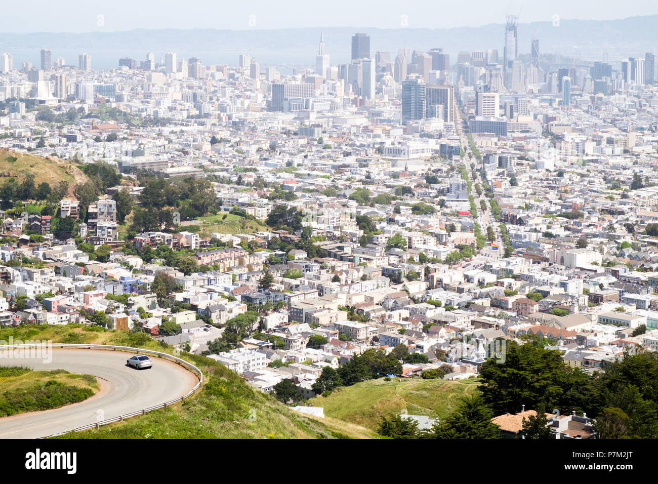 Blick auf den Financial District in San Francisco, von Twin Peaks gesehen, mit Twin Peaks Boulevard im Vordergrund, Kalifornien, USA. Stockfoto
