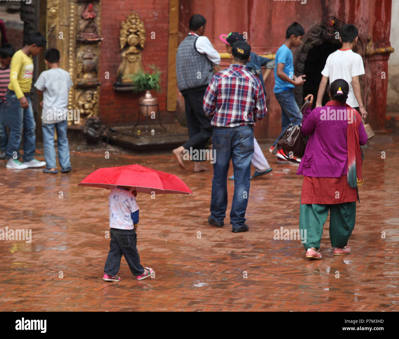 Die Einheimischen im Regen, Kathmandu, Nepal Stockfoto