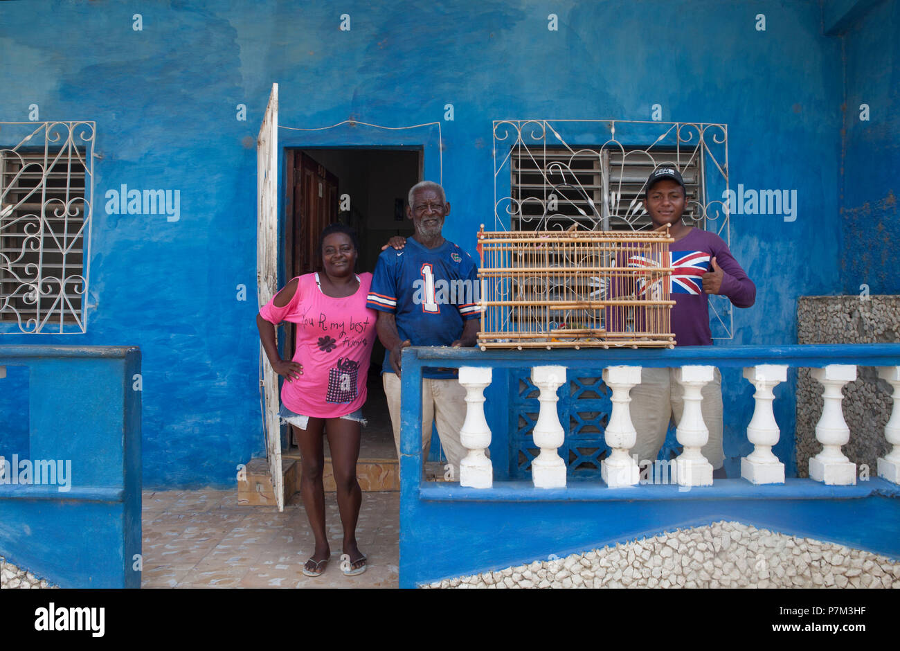 Familie mit Vogelkäfig vor Blue House, Trinidad, Kuba Stockfoto