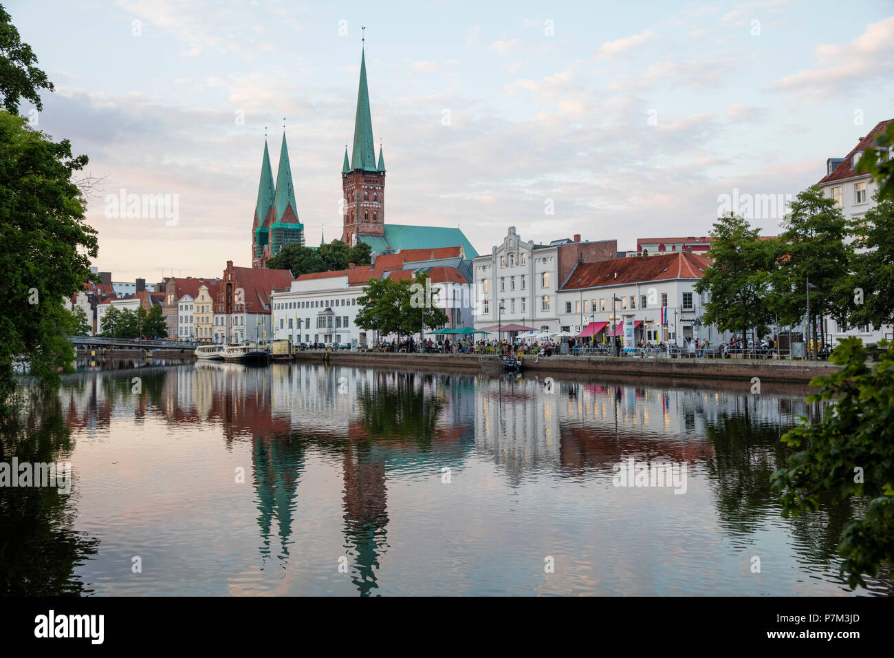 Blick auf die Altstadt mit der Kirche St. Peter und Schiffsanlegestelle an der Trave, Lübeck, Schleswig-Holstein, Deutschland Stockfoto