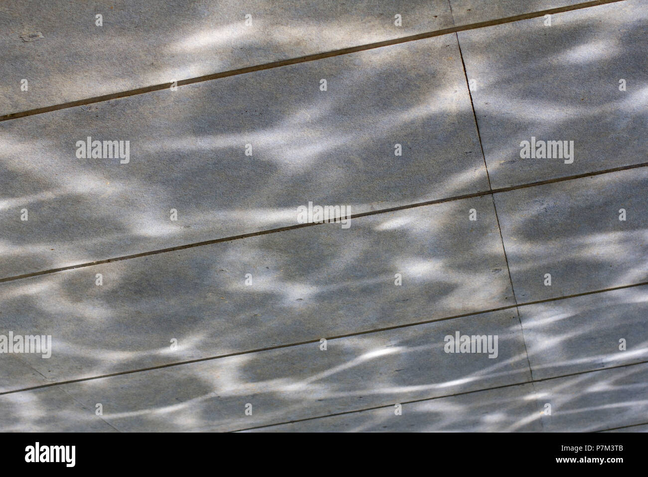 Neue Linien und Reflexionen des Wassers an der Torminbrücke in Münster. Stockfoto