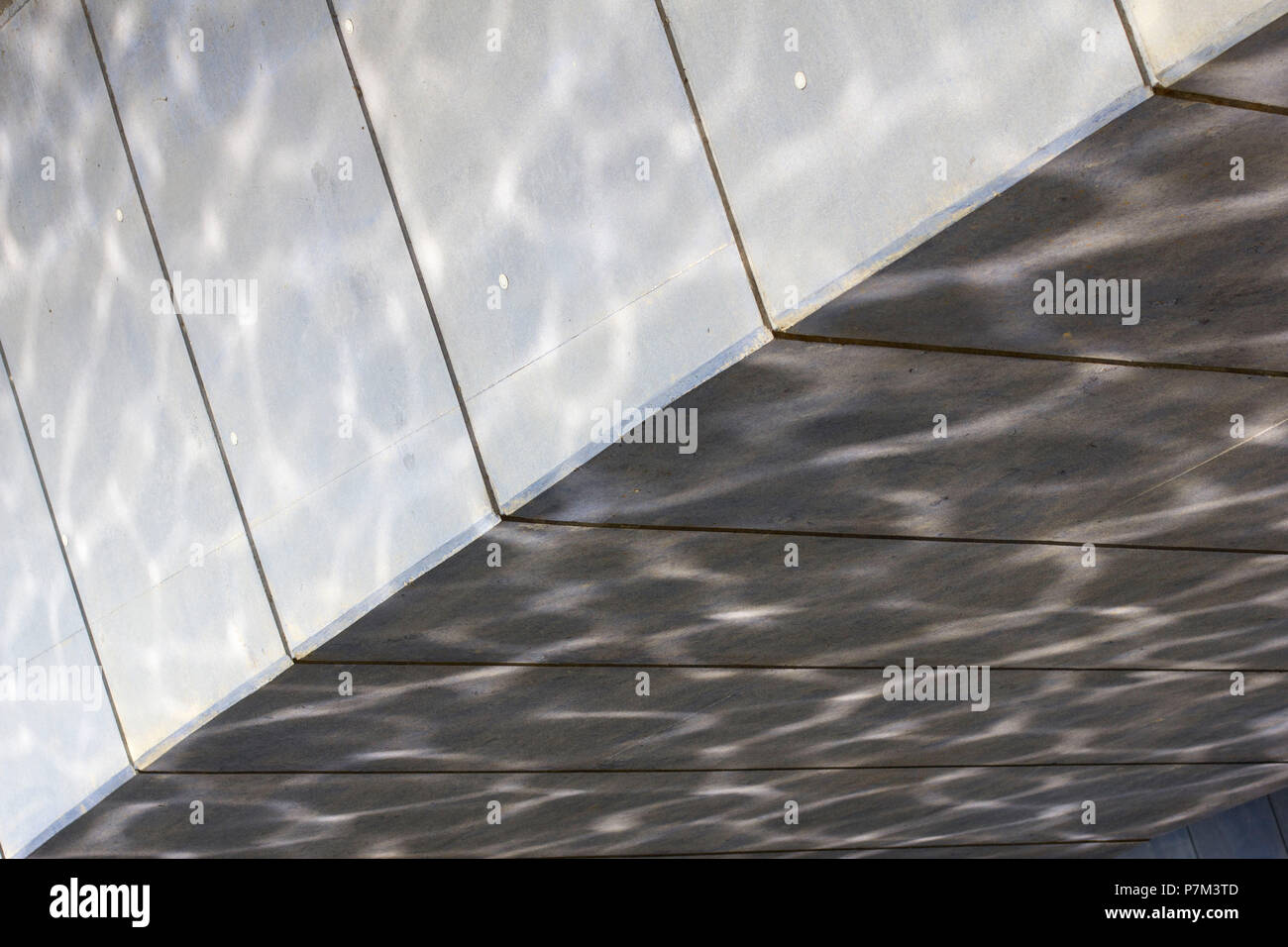 Neue Linien und Reflexionen des Wassers an der Torminbrücke in Münster. Stockfoto