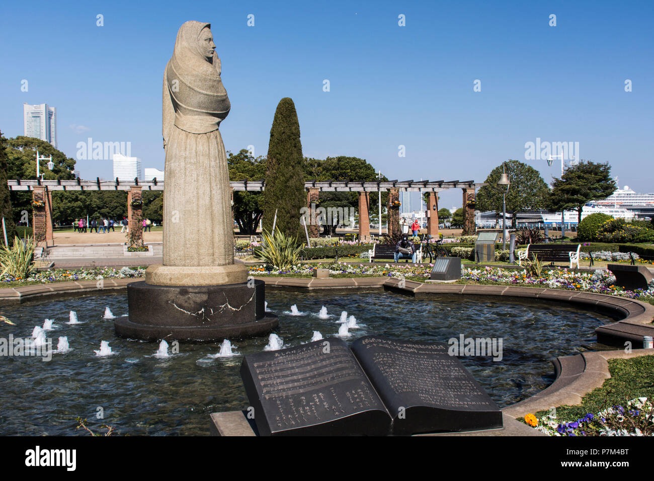 Yamashita Park mit 'kleines Mädchen Statue' von Yokohama in Japan Stockfoto