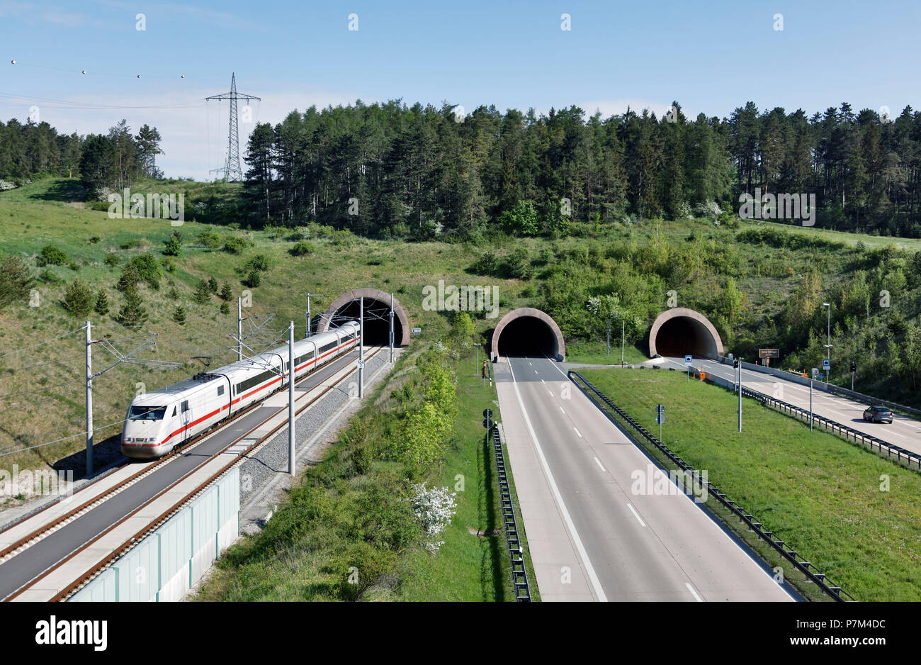 Bahnhof, Autobahn, Tunnel, Wald Stockfoto