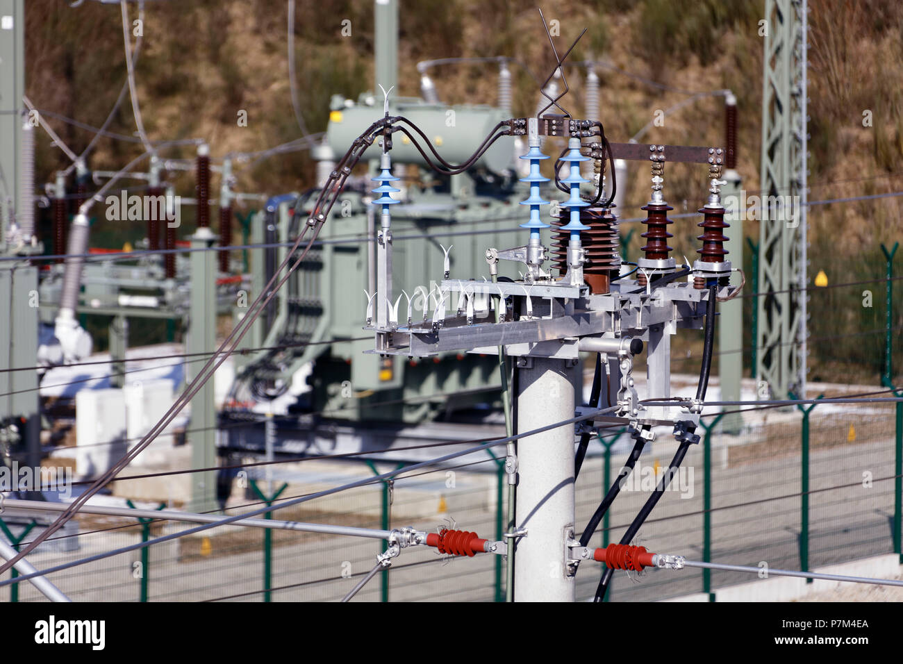 Eisenbahn, Stromversorgung, mast Schalter, Isolatoren, Kabel Stockfoto