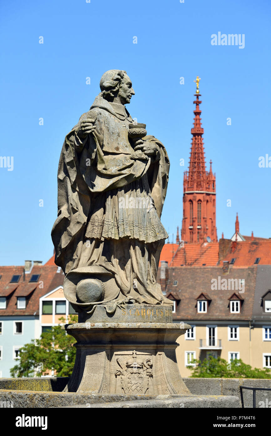 Deutschland, Bayern, Oberfranken Region, Würzburg, Statue auf Alte Mainbrücke (Alte Mainbrücke) und Marienkapelle (Kapelle Unserer Lieben Frau Stockfoto