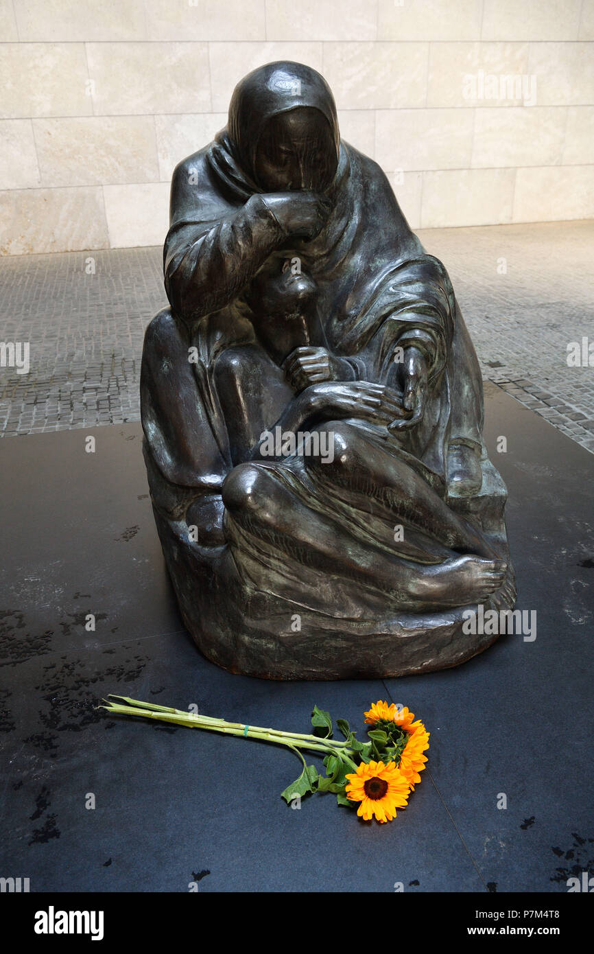 Deutschland, Berlin, Mitte, Neue Wache Memorial, die tierheime die