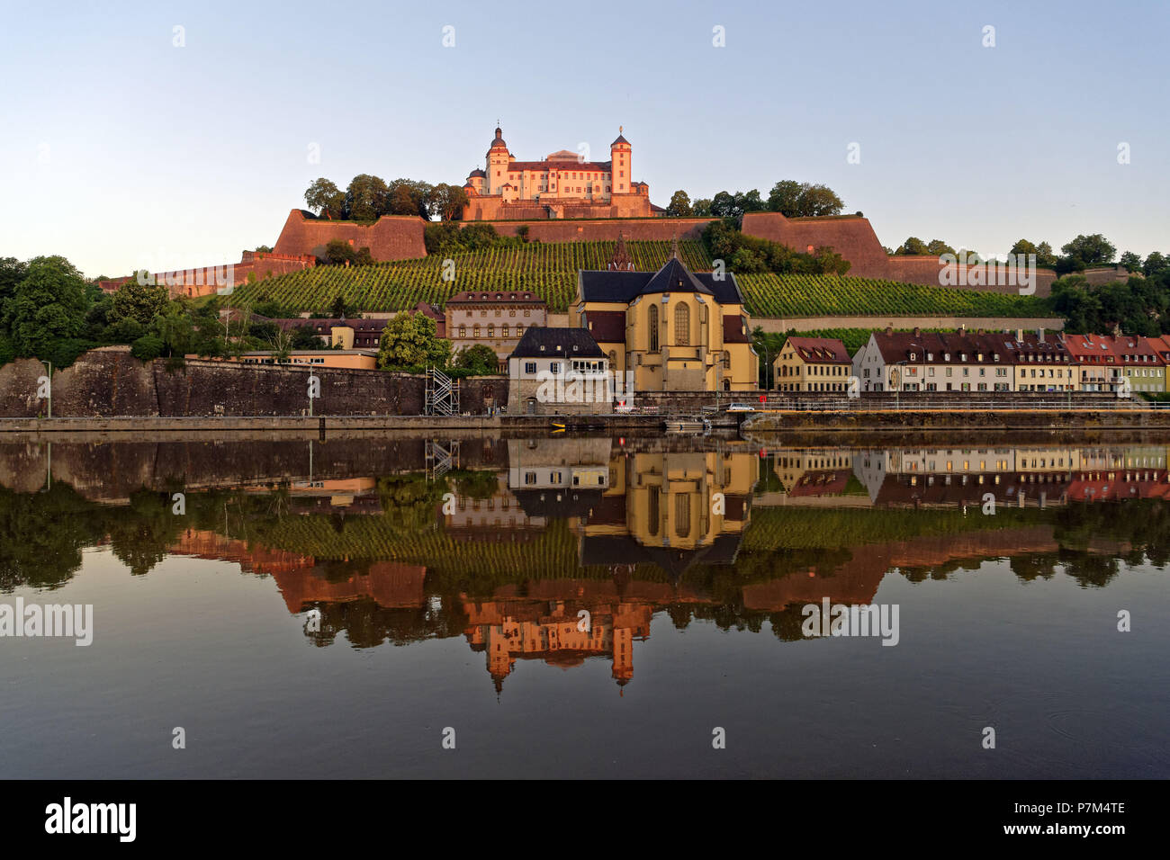 Deutschland, Bayern, Oberfranken Region, Würzburg, Main mit St. Burkard Kirche und Festung Marienberg Stockfoto