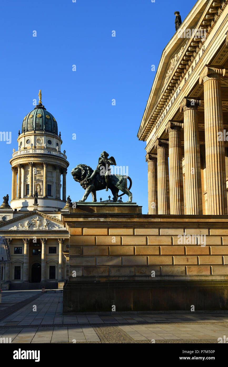 Deutschland, Berlin, Berlin-Mitte, Gendarmenmarkt, dem Schauspielhaus (Konzerthaus) und der Deutscher Dom (Kathedrale) Stockfoto