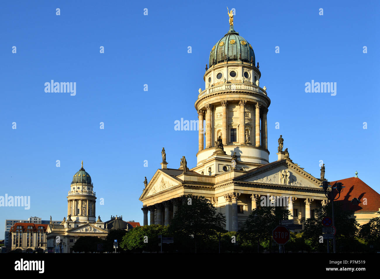 Deutschland, Berlin, Berlin-Mitte, Gendarmenmarkt, Französische Kirche zwischen 1701 und 1705 von den Architekten Louis Gayard und Abraham Quesnay und der Deutscher Dom (Kathedrale gebaut) Stockfoto