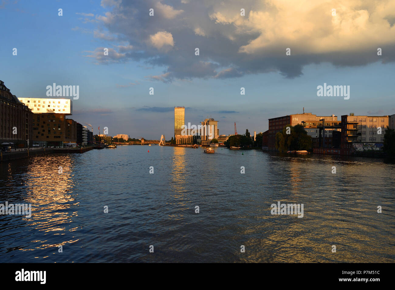 Deutschland, Berlin, Kreuzberg, Skulptur Molecule Man von Jonathan Borofsky in der Spree mit der Allianz Tower Stockfoto