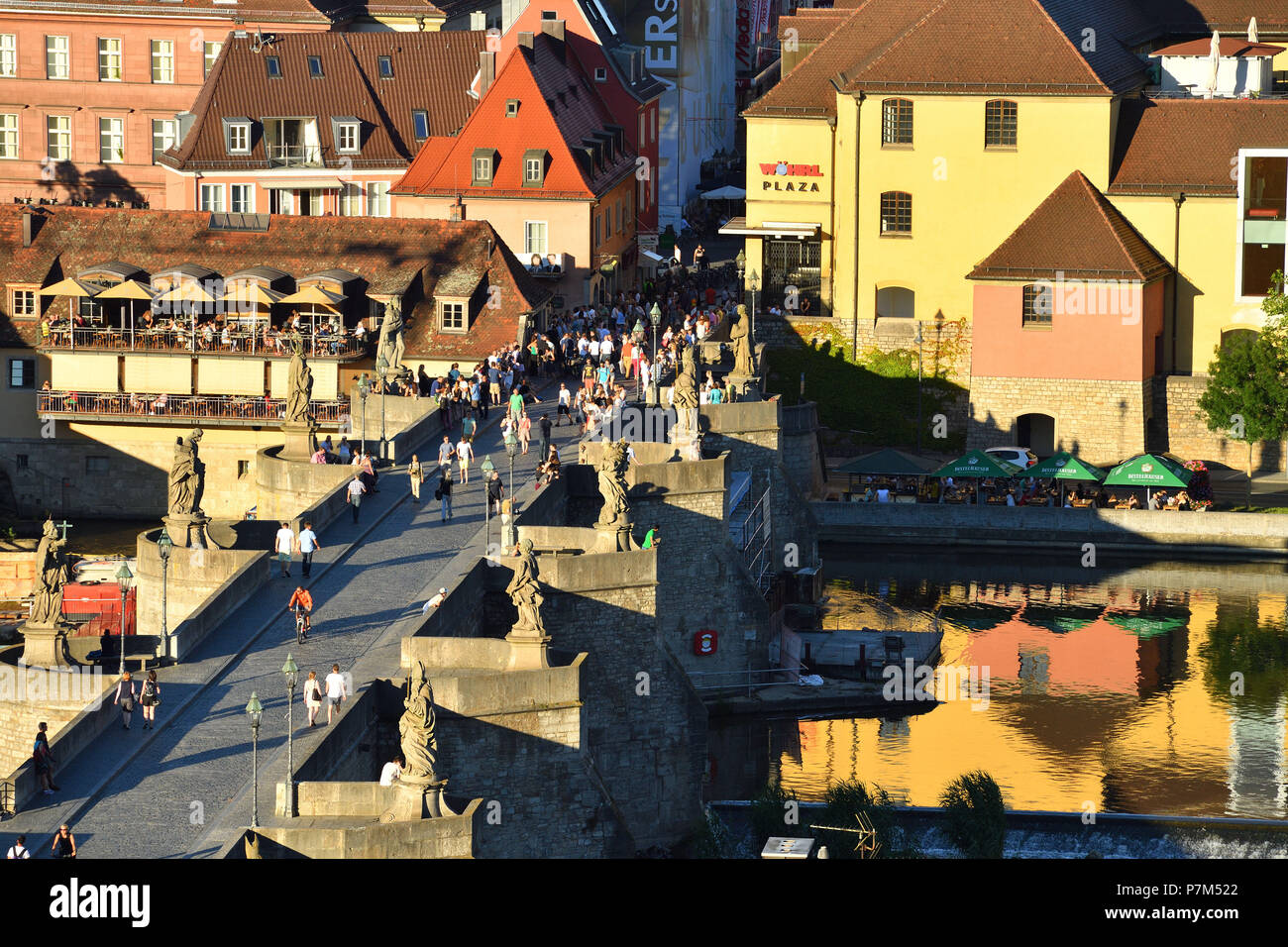 Deutschland, Bayern, Oberfranken Region, Würzburg, Blick von der Festung Marienberg in Würzburg, mittelalterliche Stadt mit alten Mainbrücke (Alte Mainbrücke) croissing Main Stockfoto