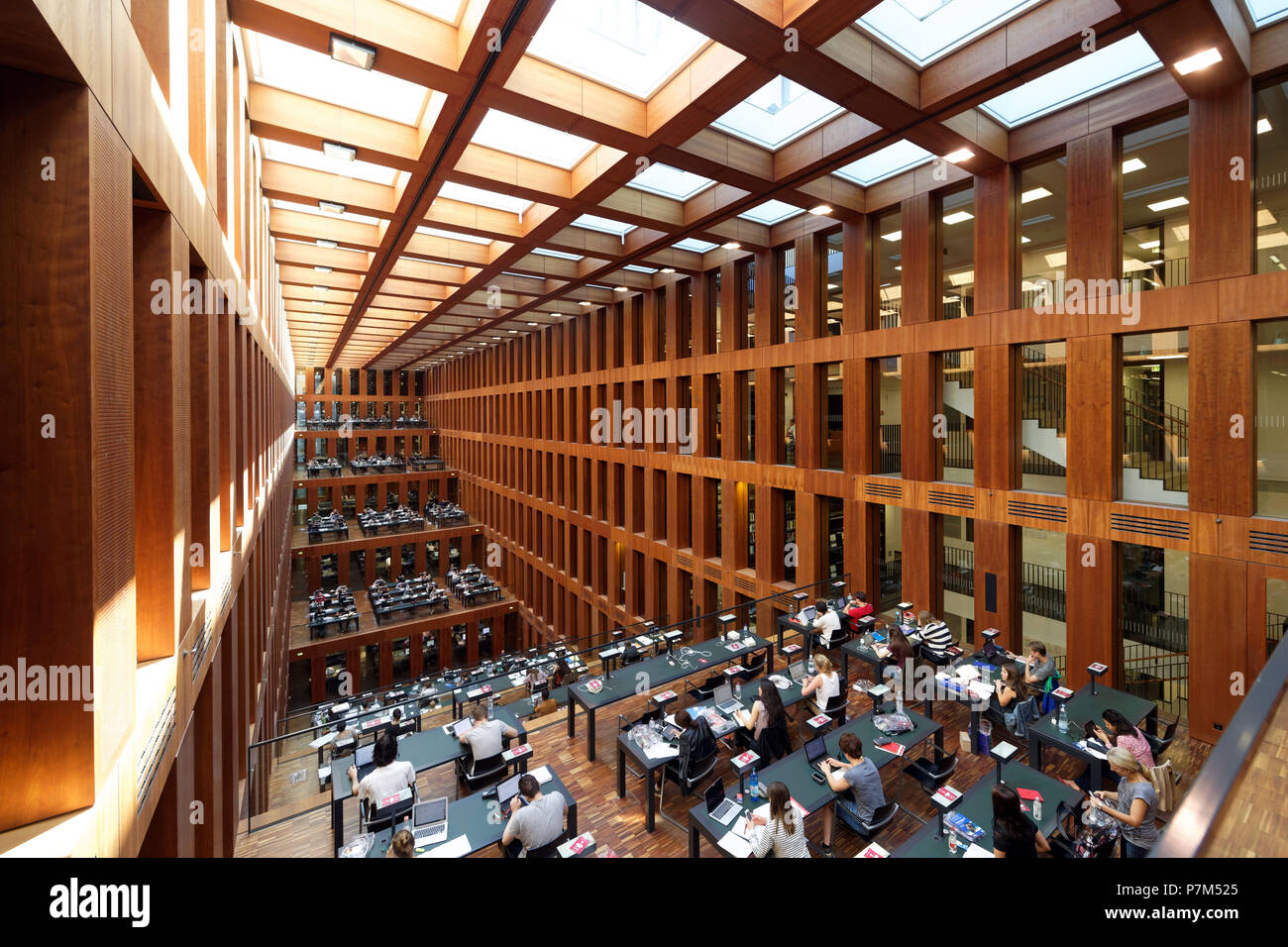 Deutschland, Berlin, Bezirk Mitte, Jacob und Wilhelm Grimm Zentrum der Humboldt Universität Bibliothek, Erbaut vom Schweizer Architekten Max Dudler, im Jahr 2009 eingeweiht. Stockfoto