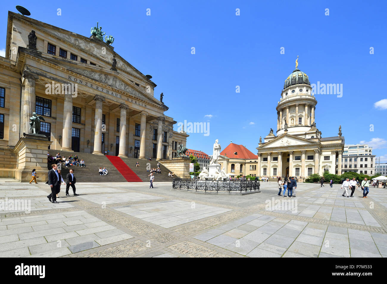 Deutschland, Berlin, Berlin-Mitte, Gendarmenmarkt, dem Schauspielhaus (Konzerthaus) und Französische Kirche zwischen 1701 und 1705 gebaut von den Architekten Louis Gayard Stockfoto