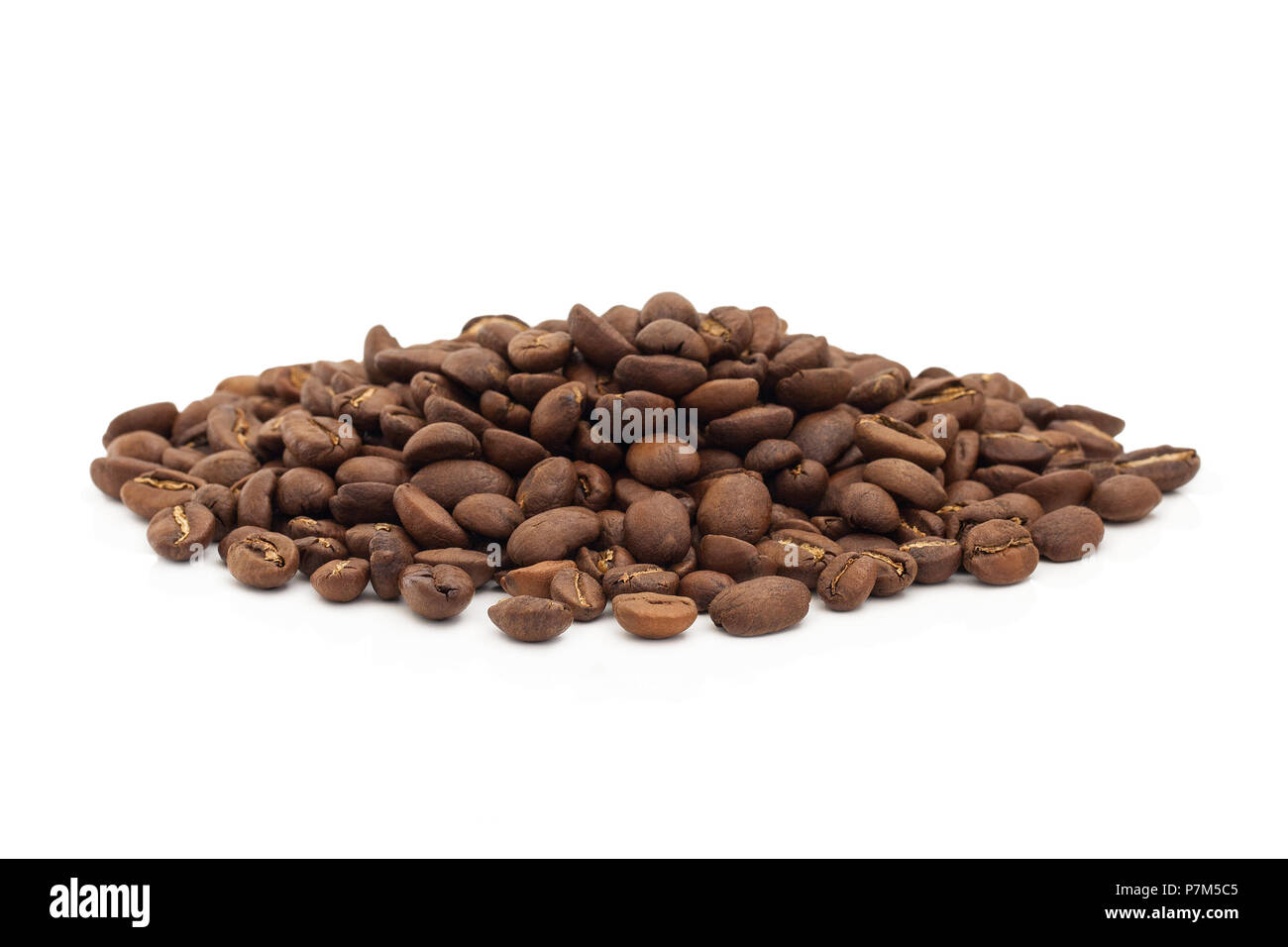 Ein Haufen von Kaffeebohnen auf einem weißen Hintergrund. Stockfoto
