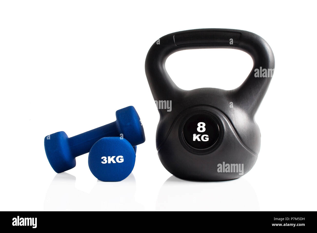 Kurzhanteln und kettlebell für ein Fitness-studio Training auf einem weißen Hintergrund. Stockfoto