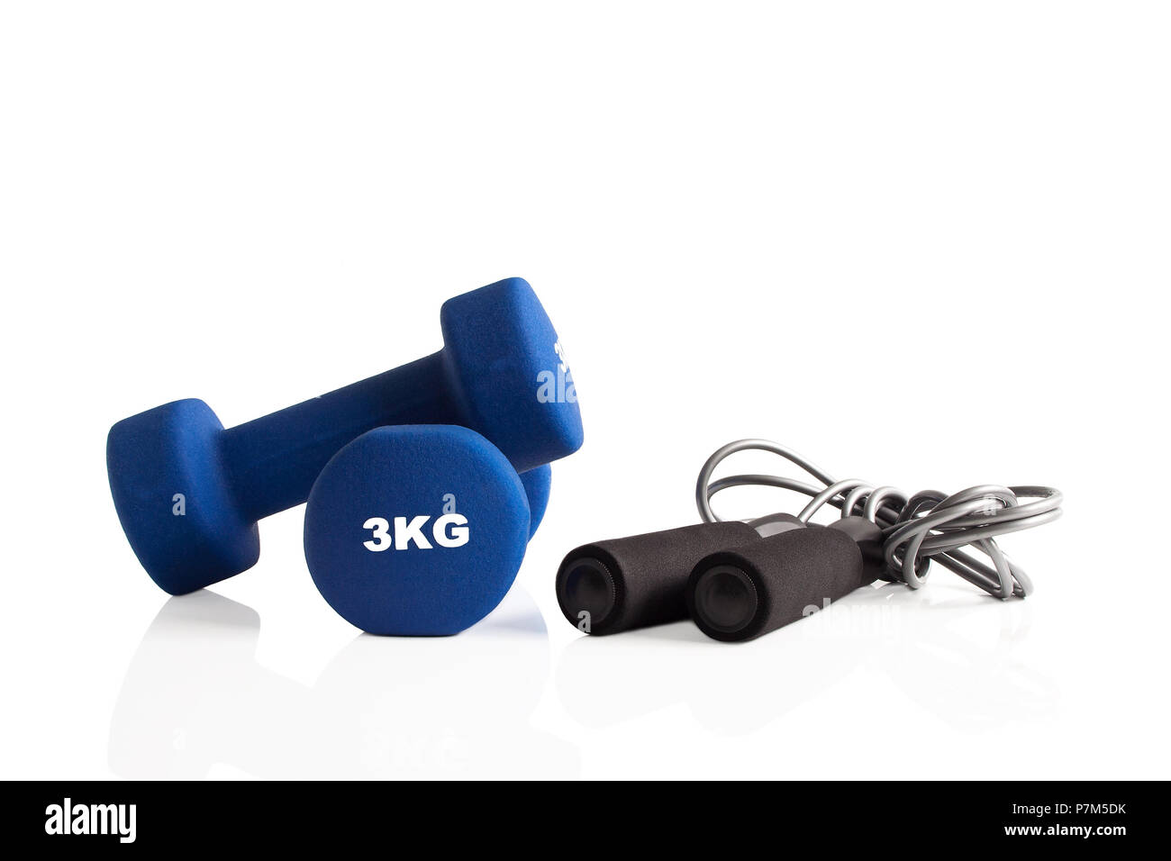 Blau 3 kg Hanteln und ein Springseil für Fitness Training. Stockfoto