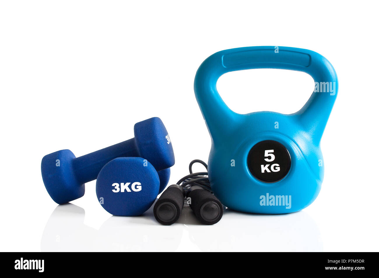 Kurzhanteln, kettlebell und Springseil für ein Fitness-studio Training auf einem weißen Hintergrund. Stockfoto