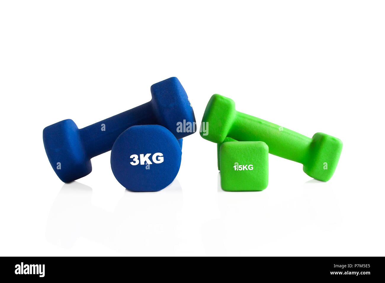 Blau und Grün fitness Gewichte auf einem weißen Hintergrund. Stockfoto