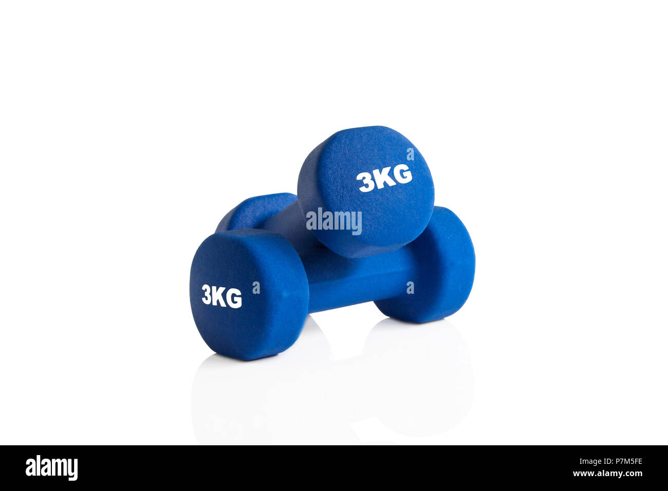 3 kg blaue Fitnessstudio Hanteln auf einem weißen Hintergrund. Stockfoto