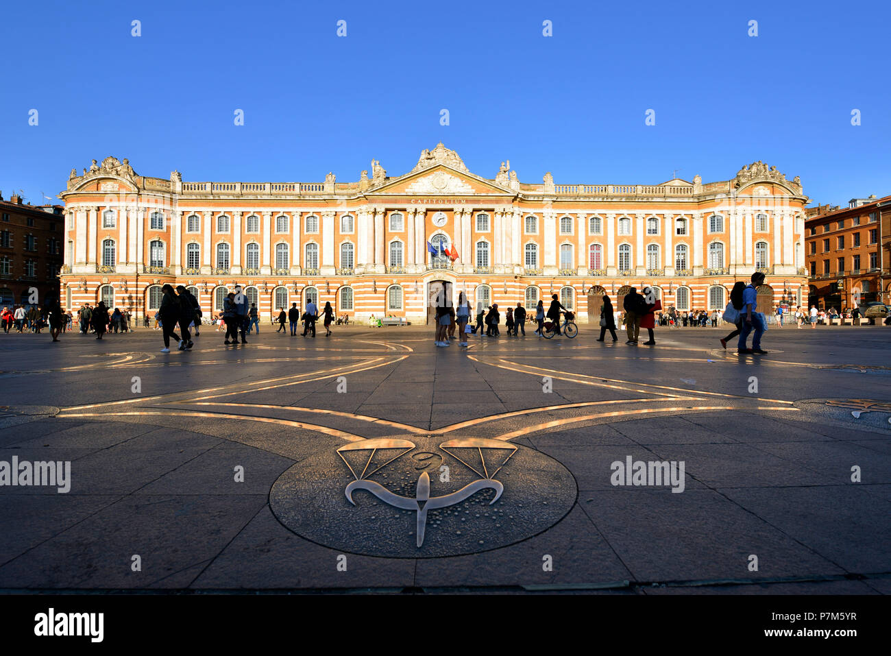 Frankreich, Haute Garonne, Toulouse, Capitole Platz, Rathaus und Occitan Cross Stockfoto