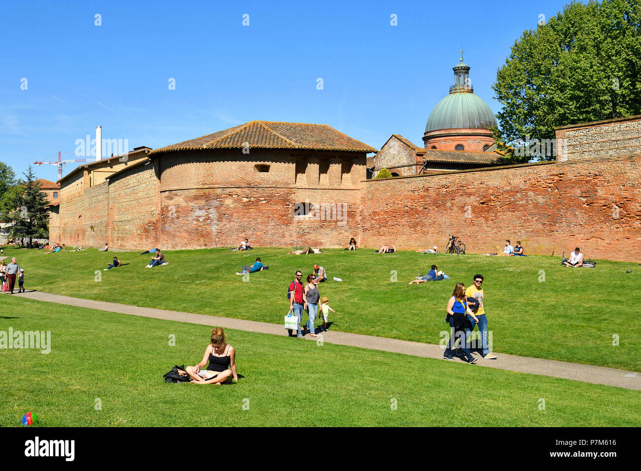 Frankreich, Haute Garonne, Toulouse, Garonne Banken, Raymond VI Gärten, Kuppel von Saint Joseph de La Grave Krankenhaus und Stadtmauer Stockfoto