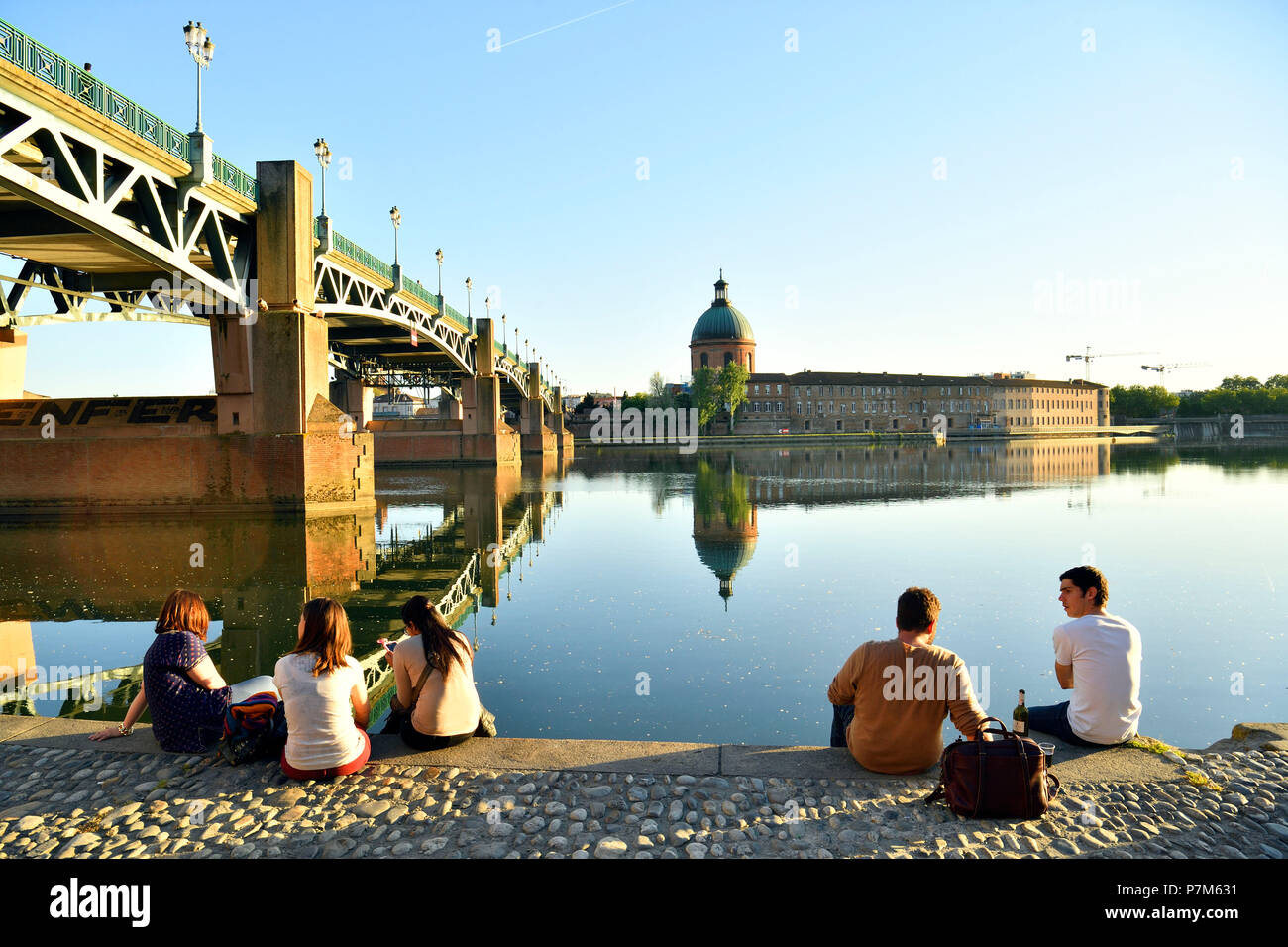 Frankreich, Haute Garonne, Toulouse, Garonne Banken, Henri Martin Promenade, Quai Saint Pierre, Saint Pierre Brücke und Kuppel von Saint Joseph de La Grave Krankenhaus Stockfoto