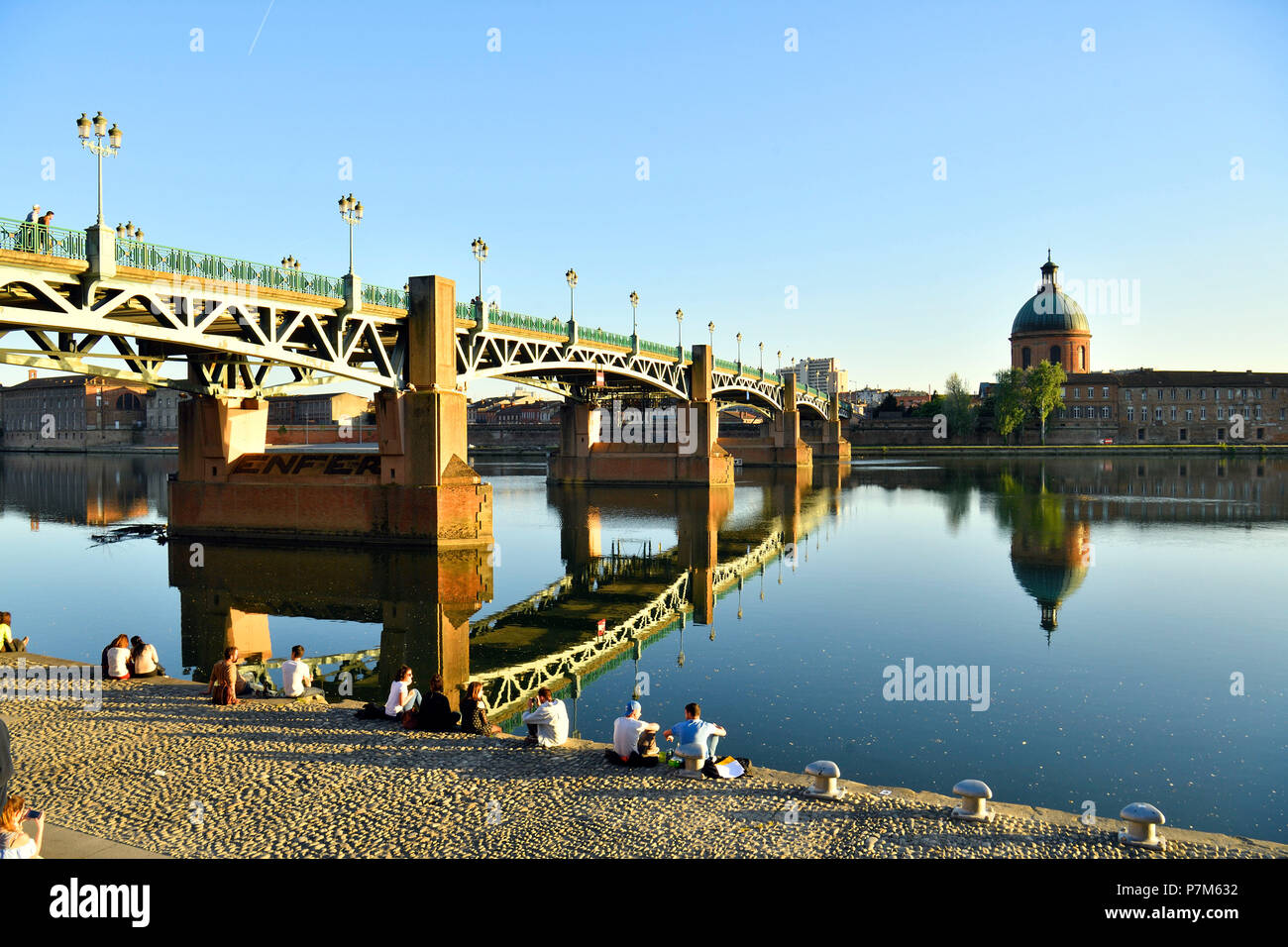 Frankreich, Haute Garonne, Toulouse, Garonne Banken, Quai Saint Pierre, Saint Pierre Brücke und Kuppel von Saint Joseph de La Grave Krankenhaus Stockfoto