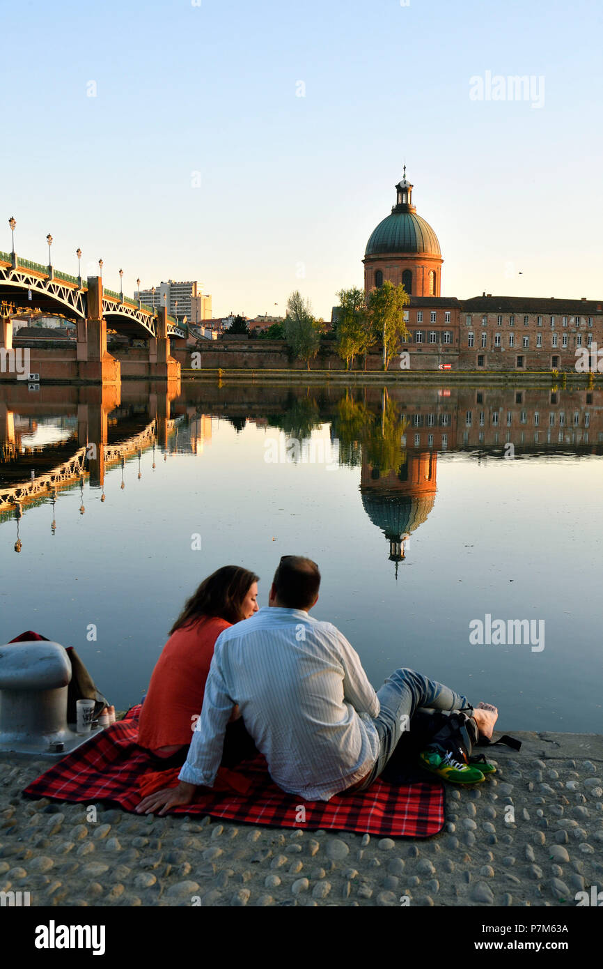 Frankreich, Haute Garonne, Toulouse, Garonne Banken, Henri Martin Promenade, Quai Saint Pierre, Saint Pierre Brücke und Kuppel von Saint Joseph de La Grave Krankenhaus Stockfoto