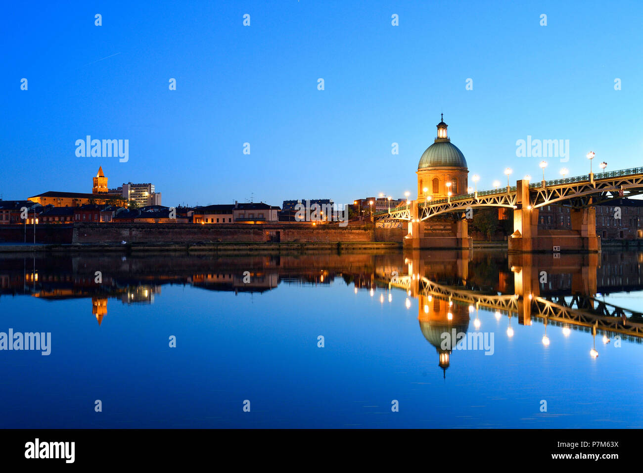 Frankreich, Haute Garonne, Toulouse, Garonne Banken, Saint Pierre Brücke, Dom des heiligen Joseph de La Grave Krankenhaus und St. Nicolas Kirche Stockfoto