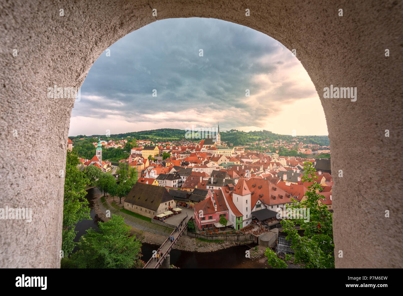 Cesky Krumlov, Südböhmen, Tschechische Republik, Europa, Blick auf die Stadt von einem vindow im Krumauer Schloss Stockfoto