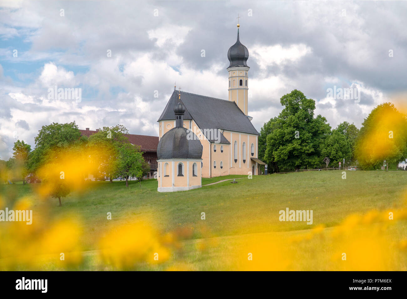 Wallfahrtskirche Wilparting mit grünen Wiesen und Bäume an einem sonnigen Tag im Frühling, Irschenberg, Oberbayern, Deutschland Stockfoto