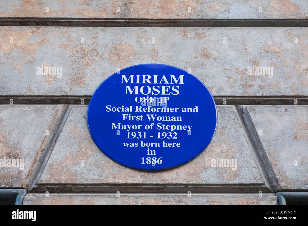 England, London, Shorditch, Spitafields, blaue Plakette auf der Geburtsort von Miriam Mose OBE JP, die erste Frau, Bürgermeister von Stepney Stockfoto