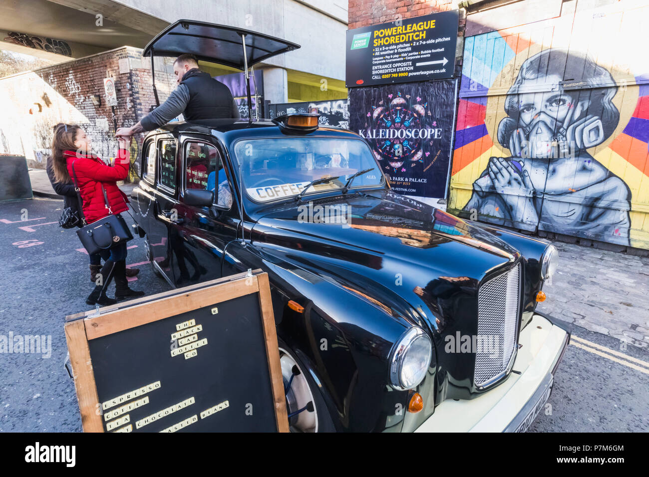 England, London, Shorditch, Brick Lane, Black Cab umgewandelt in Mobile Coffee Shop Stockfoto