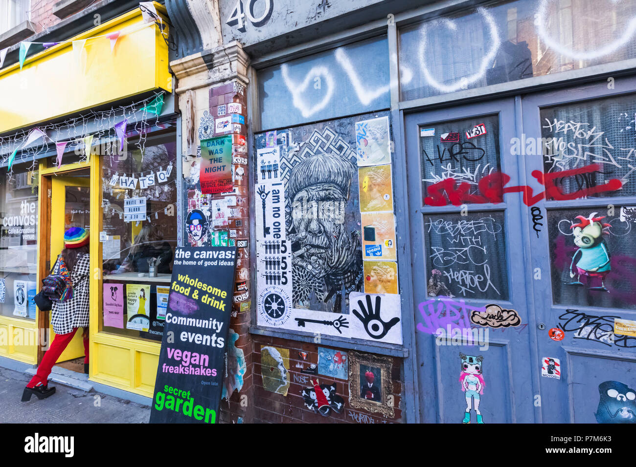 England, London, Shorditch, Brick Lane, Graffiti bedeckt Shop Fronten Stockfoto