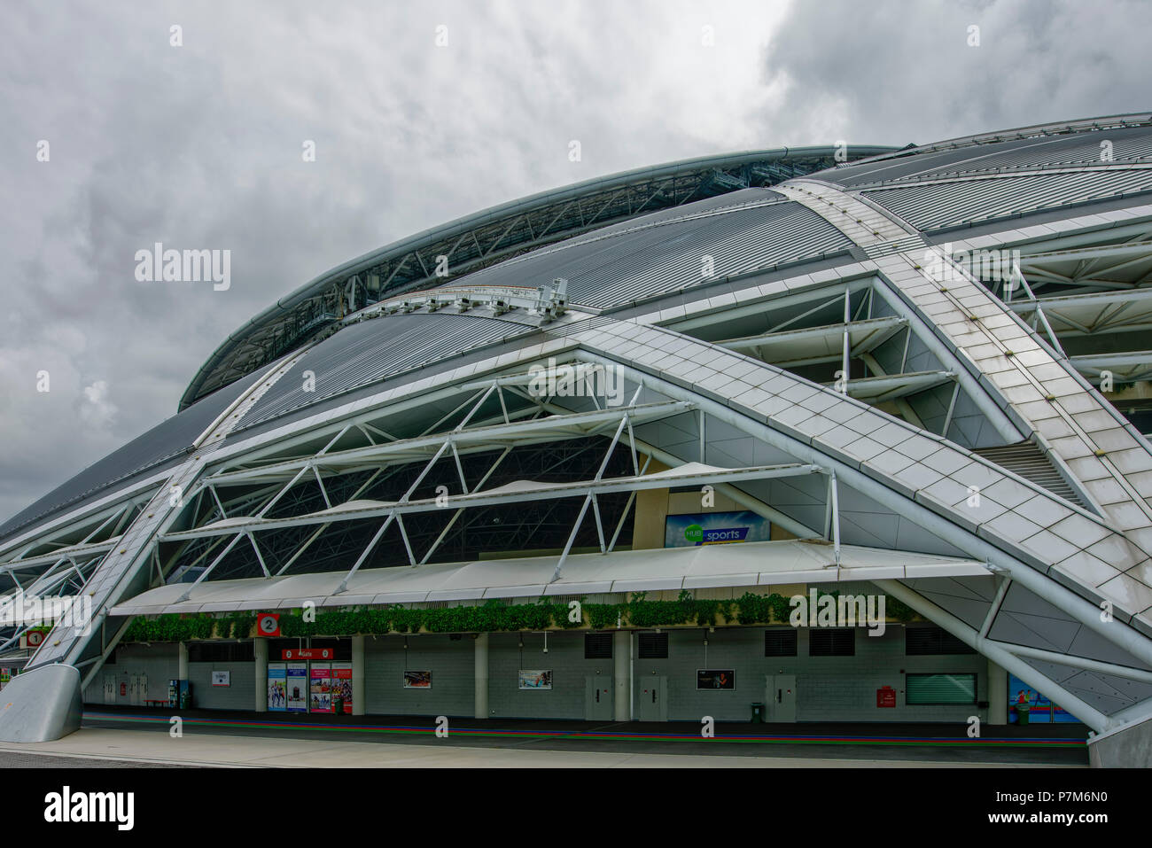 Singapur - Juli 3, 2018: National Stadium nach außen. Die Nationalen Stadion ist ein Fußballstadion in Kallang, Singapur entfernt. Er öffnete sein Doo Stockfoto