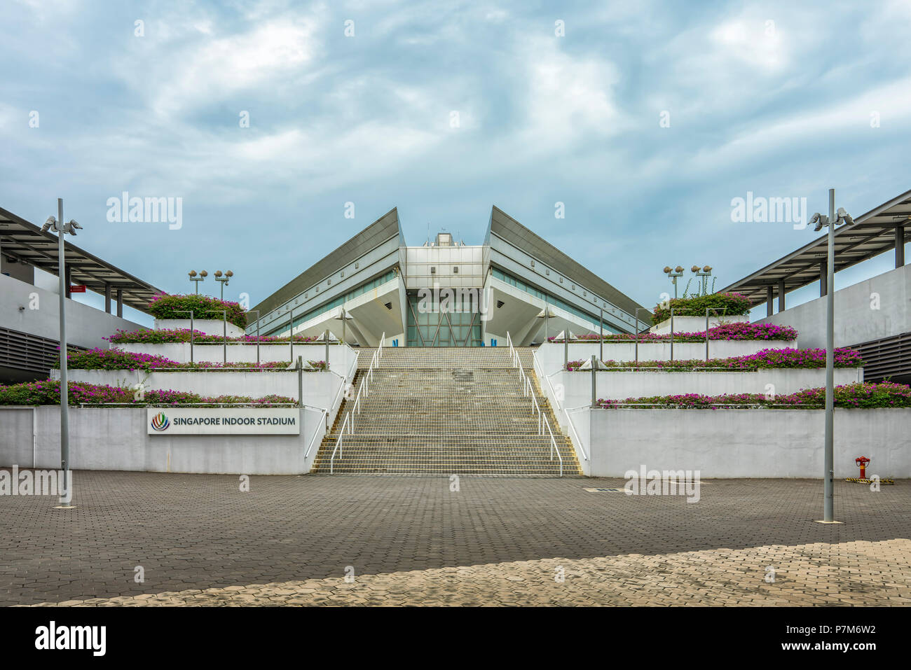 Singapur - Juli 3, 2018: Indoor Stadium Eingang mit Treppe und Anmelden anzeigen Stockfoto
