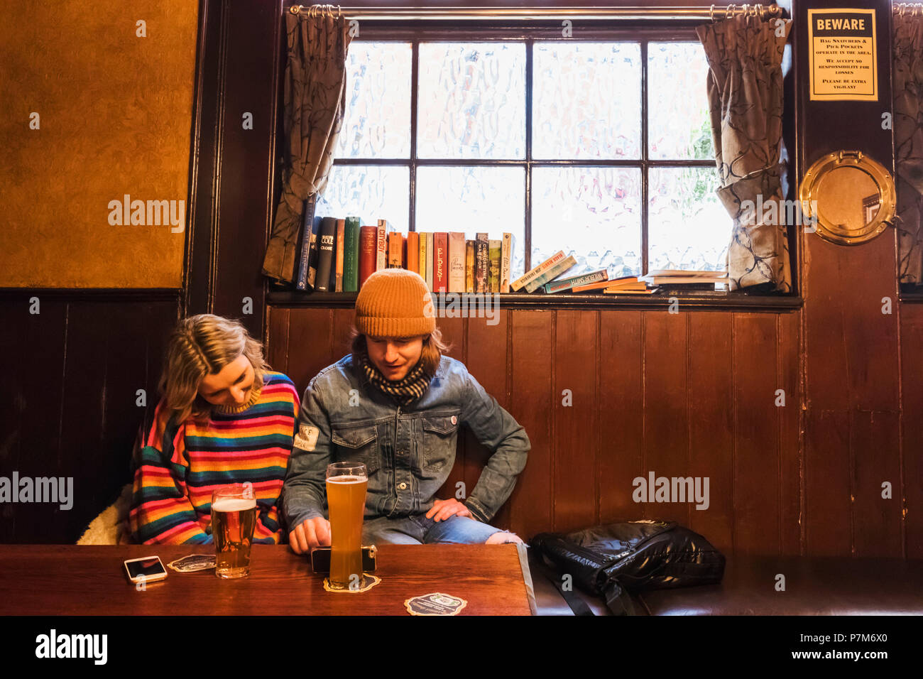 England, London, Southwark, Anker, tippen Sie auf "Pub, Kunden an das iPhone suchen Stockfoto