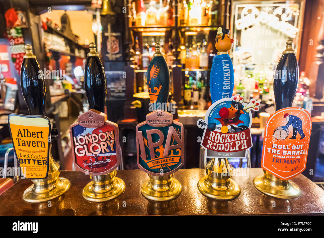 England, London, Kneipe Bier Pumpe Griffe Stockfoto