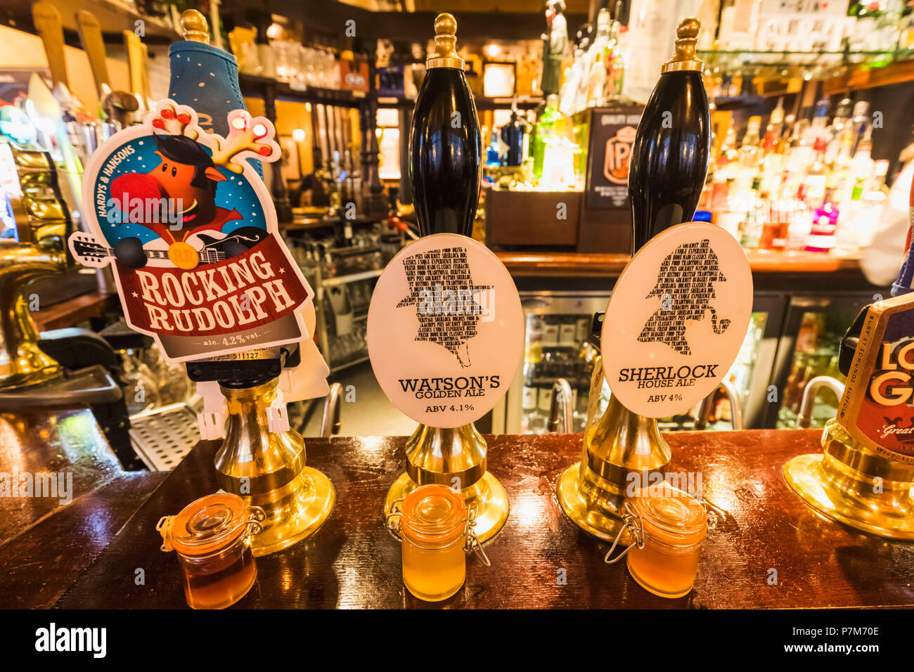 England, London, Damm, die Sherlock Holmes Pub, Bier Pumpe Griffe mit Sherlock Haus Ale und Watson's Golden Ale Stockfoto