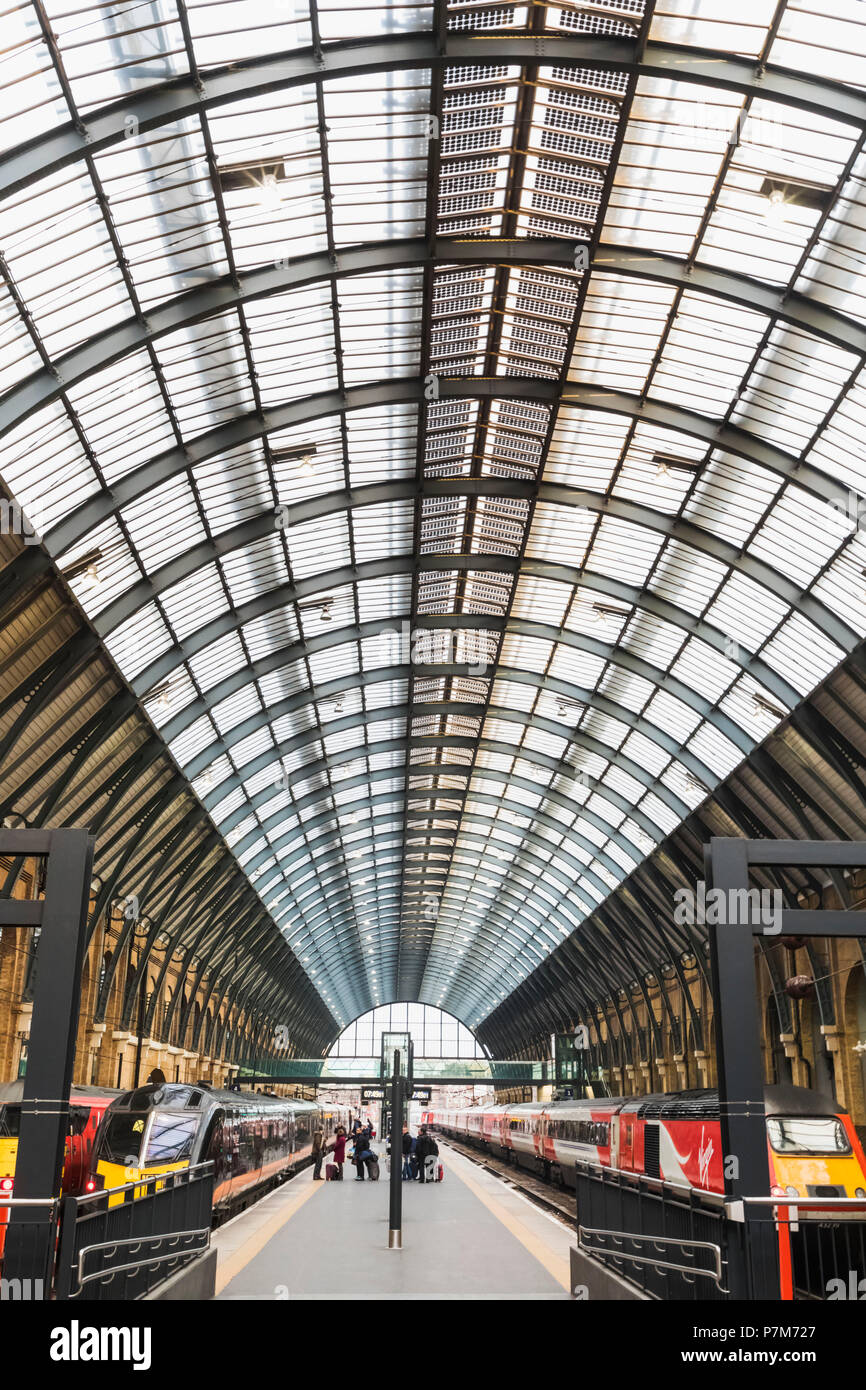 England, London, Kings Cross, Kings Cross Bahnhof, Plattform und Züge Stockfoto