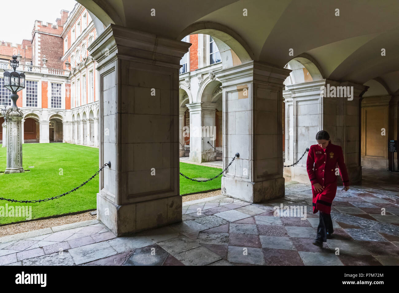 England, Middlesex, London, Kingston-upon-Thames, Hampton Court Palace, Blick auf den Innenhof Stockfoto