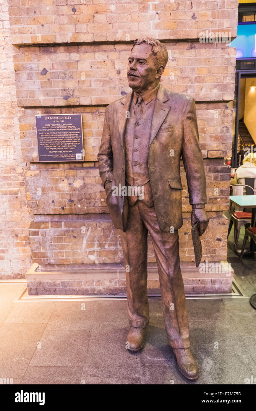 England, London, Kings Cross, Kings Cross Bahnhof, Statue von Sir Nigel Gresley Stockfoto