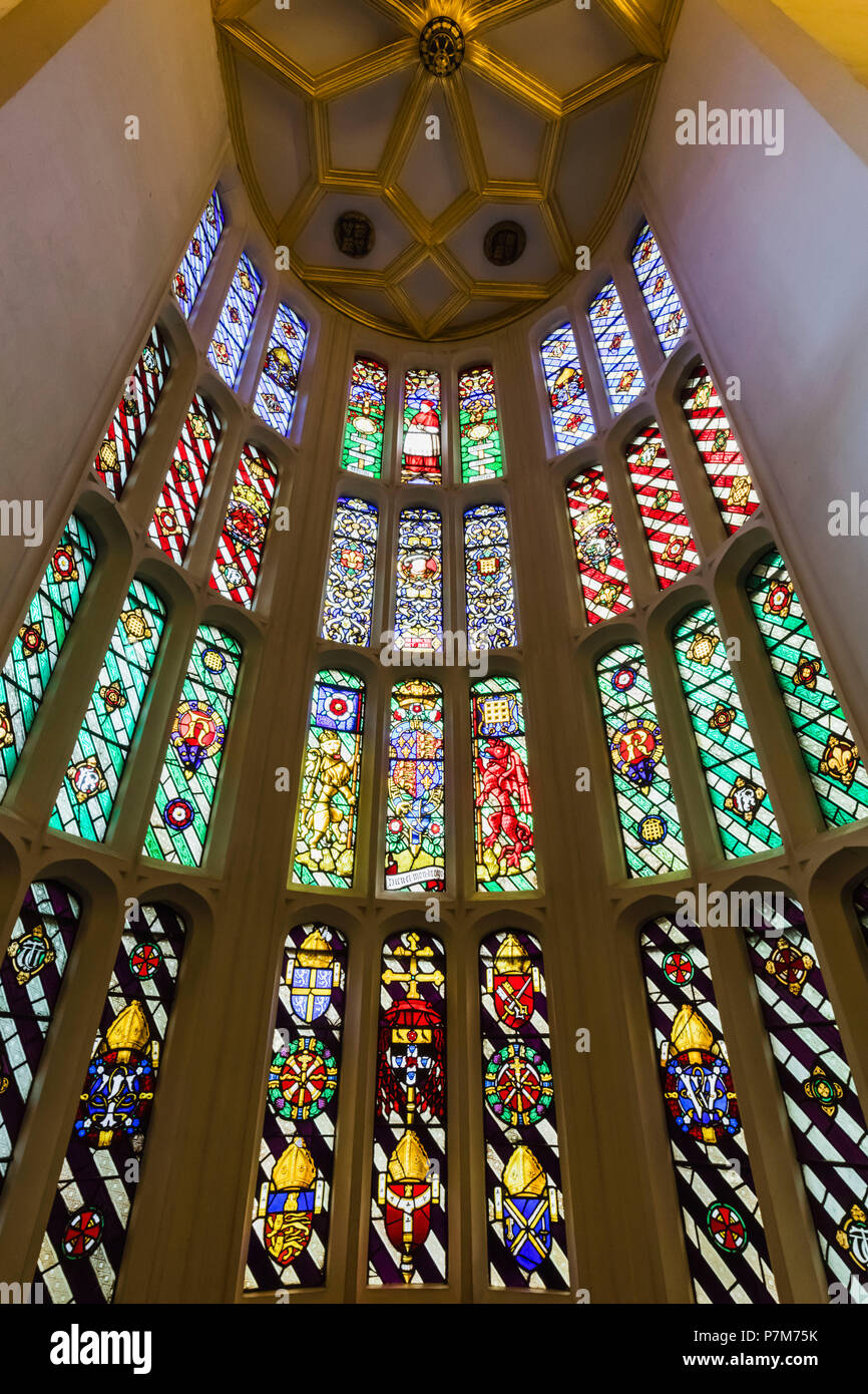 England, Middlesex, London, Kingston-upon-Thames, Hampton Court Palace, Henry VIII Wohnungen, der großen beobachten Kammer Buntglasfenster Stockfoto