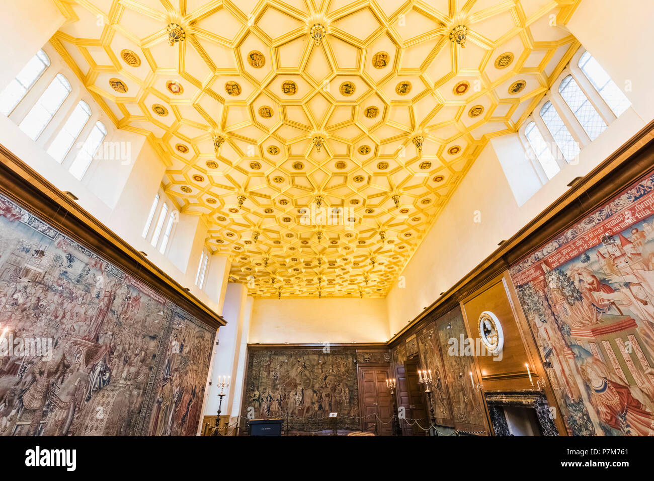 England, Middlesex, London, Kingston-upon-Thames, Hampton Court Palace, Heinrichs VIII. Apartments, die Große Kammer beobachten Stockfoto