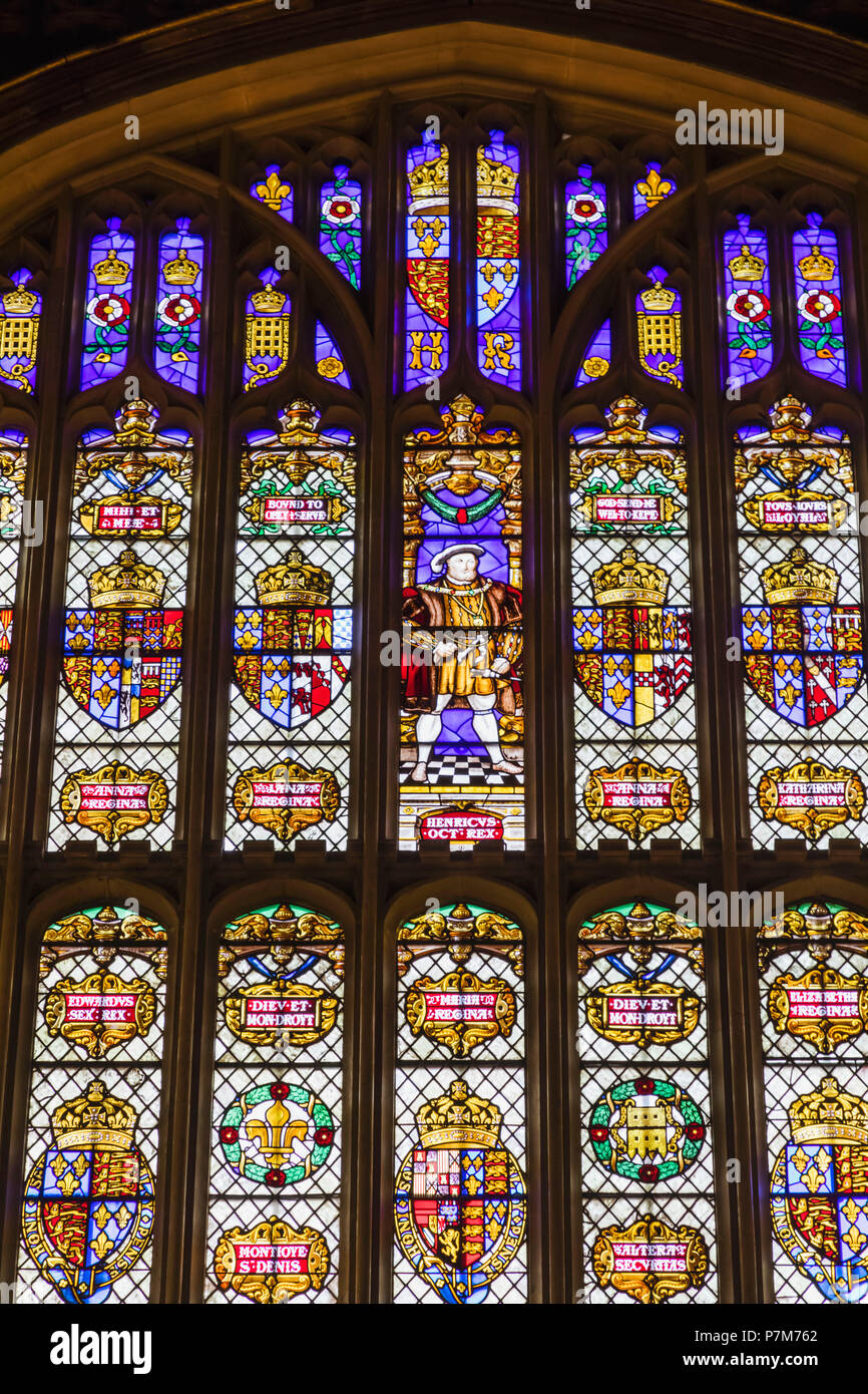 England, Middlesex, London, Kingston-upon-Thames, Hampton Court Palace, Henry VIII Wohnungen, der großen beobachten Kammer Buntglasfenster Stockfoto