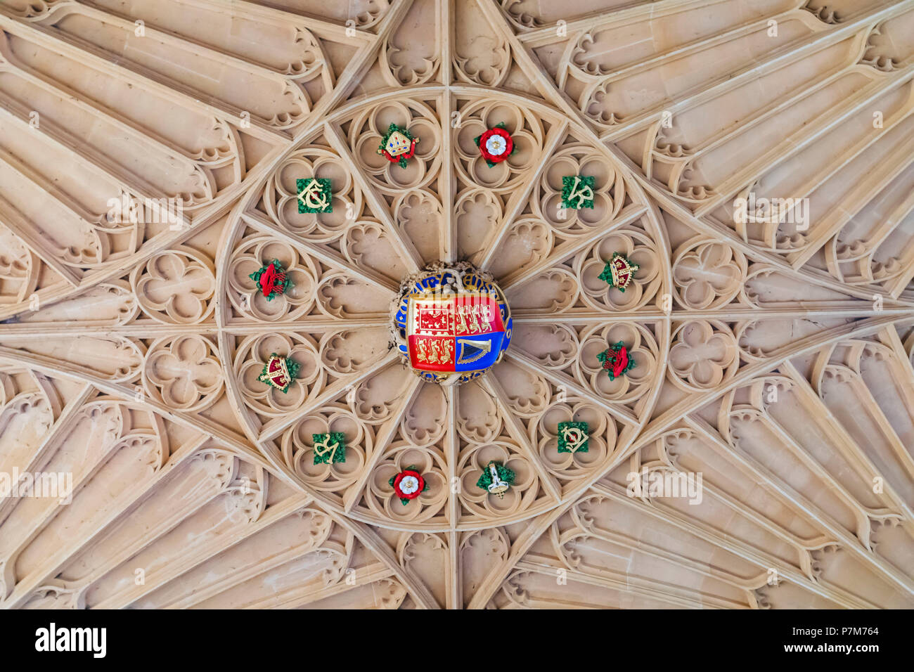 England, Middlesex, London, Kingston-upon-Thames, Hampton Court Palace, Das große Tor haus dach Stockfoto