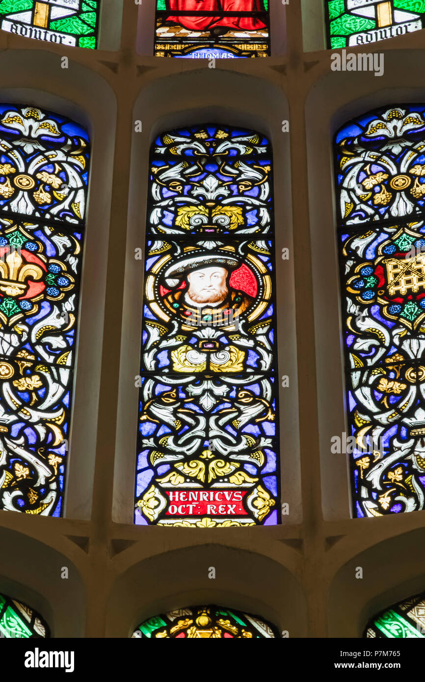 England, Middlesex, London, Kingston-upon-Thames, Hampton Court Palace, Henry VIII Wohnungen, der großen beobachten Kammer Buntglasfenster Stockfoto