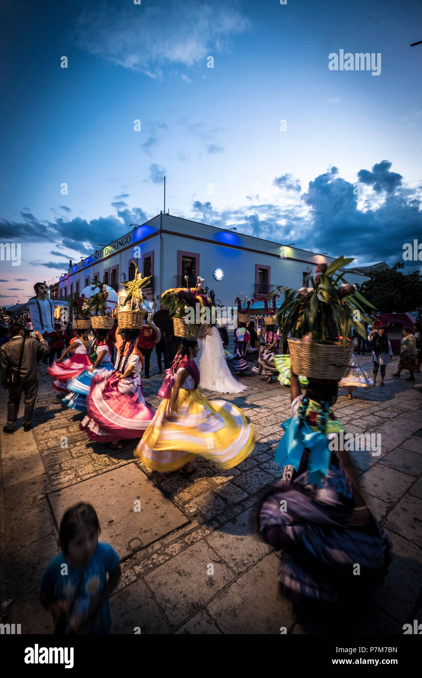 Traditionelle Tänze voller Farbe im Bundesstaat Oaxaca Mexiko Stockfoto