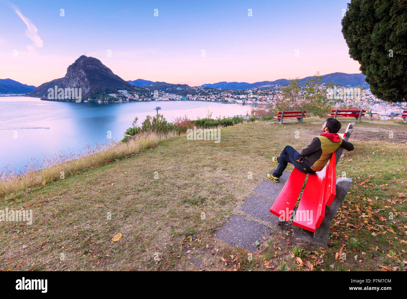 Mann auf der Bank am Ufer des Luganer Sees, Parco San Michele, Lugano, Kanton Tessin, Schweiz Stockfoto